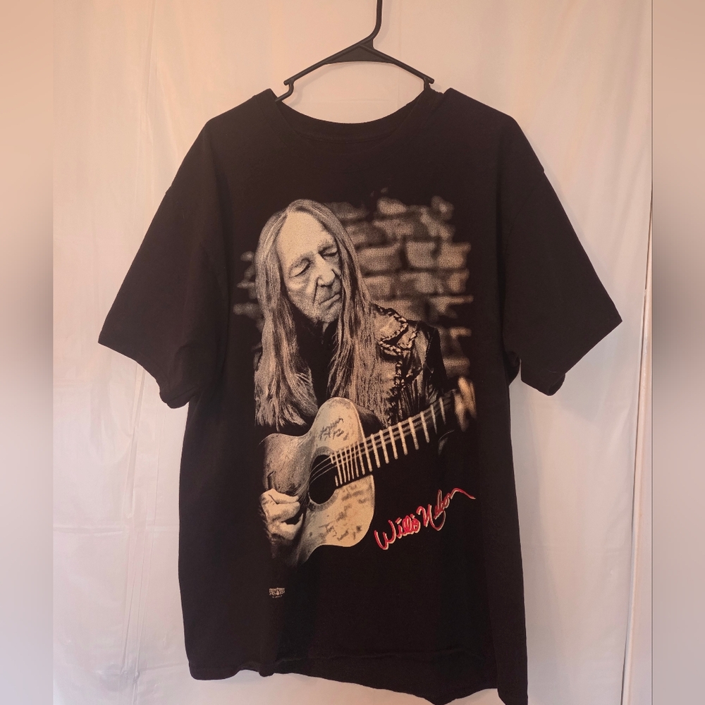 Willie Nelsons XL Black Graphic T-Shirt with Guitar Print. Mens Or Womans.